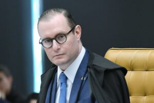 Ministro Zanin reforma decisão do STJ e condena ex-aluno por trote misógino em universidade